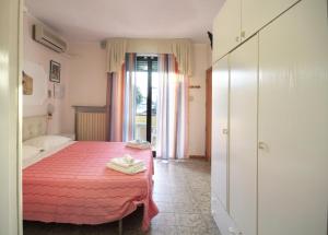ベッラーリア・イジェア・マリーナにあるResidence Villa Milenaのベッドルーム1室(赤毛布、窓付)