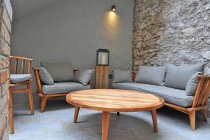 a living room with two couches and a table at Bella Vacanza Limone in Limone sul Garda