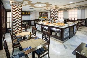 A restaurant or other place to eat at Hotel Comfort Dauro 2