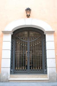 uma porta com barras num edifício em B&B Cloud em Santa Maria Capua Vetere