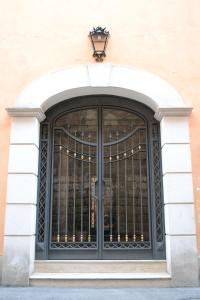 una puerta con barras en un edificio en B&B Cloud, en Santa Maria Capua Vetere