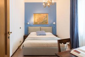 ラパッロにあるAzzurro Giuliana Apartmentの青い壁のベッドルーム1室