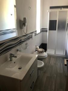 Deluxe Lipari Room tesisinde bir banyo