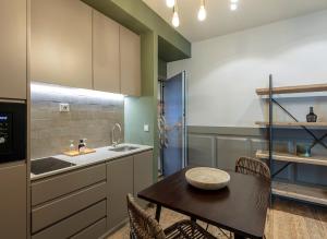 Una cocina con una mesa, un fregadero y una encimera. en Olive Nature – Tourism Apartments, en Oporto 35 fotos más