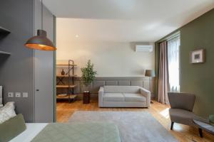 un soggiorno con divano e sedia di Olive Nature – Tourism Apartments a Porto
