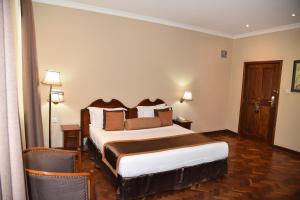 Speke Hotel 1996 Ltd客房内的一张或多张床位