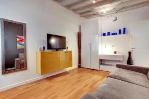 sala de estar con sofá y TV en Charming Castello Apartments, en Venecia