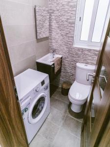 Bilik mandi di Seafront Apartment No 10 Marsalforn