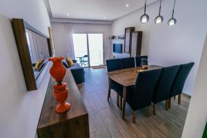 Televisyen dan/atau pusat hiburan di Seafront Apartment No 10 Marsalforn