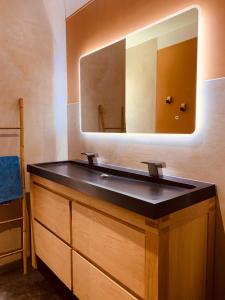 Un baño con un lavabo negro y un espejo. en Villa Dune & Océan, en Labenne 36 fotos más