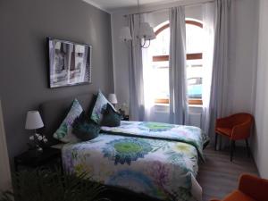 sypialnia z łóżkiem i oknem w obiekcie Ferienappartements Seeliebe w mieście Bremerhaven