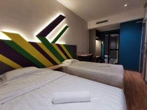 pokój hotelowy z 2 łóżkami w obiekcie Sovotel @ Conezion Putrajaya w mieście Putrajaya
