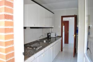 Kuchyňa alebo kuchynka v ubytovaní Apartamentos Regollera