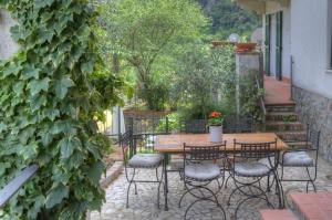 A garden outside Appartamento in Villa a 5 KM dal mare