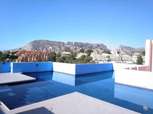 a swimming pool on the roof of a building at Estudio en la Muralla roja in Calpe