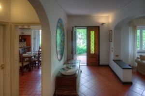 een keuken en een woonkamer met een wastafel in de kamer bij Appartamento in Villa a 5 KM dal mare in Albisola Superiore