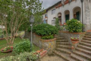 A garden outside Appartamento in Villa a 5 KM dal mare