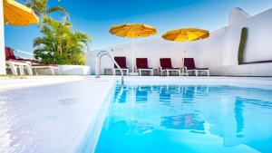 The swimming pool at or close to Bull Astoria