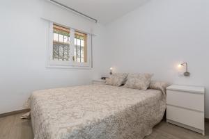 Posteľ alebo postele v izbe v ubytovaní Apartment Rocamar 26