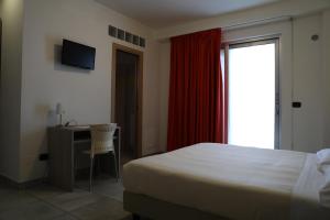 Garnì House Majorana tesisinde bir odada yatak veya yataklar