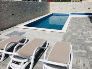 Bazén v ubytovaní VILLA ŠUŠANJ 1 alebo v jeho blízkosti