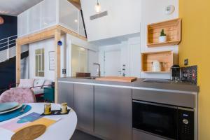 Kuchyň nebo kuchyňský kout v ubytování L'Abeille - Boutique Apartments