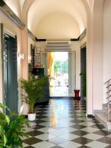 um corredor com piso xadrez preto e branco em Hotel Tirrenia em Viareggio