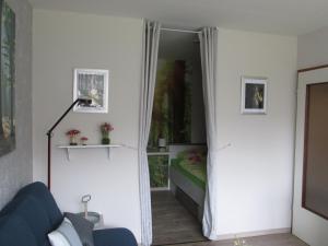 una sala de estar con una puerta que conduce a un dormitorio en Waldfee, en Altenau