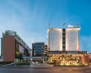 DARA Hotel - SHA Plus في فوكيت تاون: مبنى عليه لافته