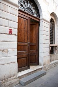 una puerta de madera en el lateral de un edificio en Apartment L&M, en Piran