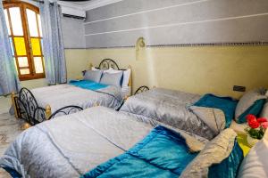 Cama o camas de una habitación en Hôtel Faouzi
