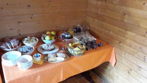 Une table avec un paquet de nourriture. dans l'établissement Agriturismo Quercetelli, à Castiglione del Lago
