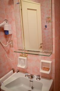 レニャーゴにあるオテル サリエリのバスルーム(洗面台、鏡付)