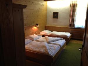 two twin beds in a room with a window at Gasthaus Sonne in Tarrenz