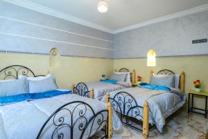 Cama o camas de una habitación en Hôtel Faouzi