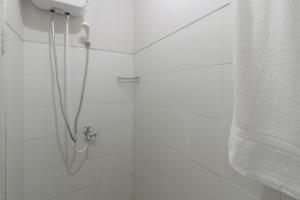 Bilik mandi di RedDoorz Apartment @ Dramaga Tower