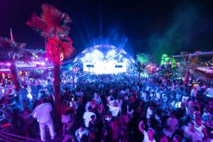 una folla di persone che ballano davanti a un palco di Apartments & Rooms Villa Casia a Novalja (Novaglia) Altre 56 foto