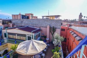 vistas a un edificio con sombrilla en el balcón en Hôtel Faouzi, en Marrakech 32 fotos más