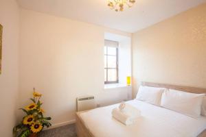 A bed or beds in a room at Stylish Merchant City Flat