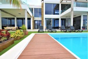 een afbeelding van een huis met een zwembad bij Villa Jazz in Adeje