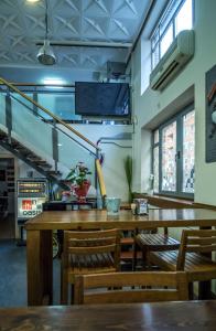 comedor con mesa, sillas y TV en Pension Oasis, en Zamora