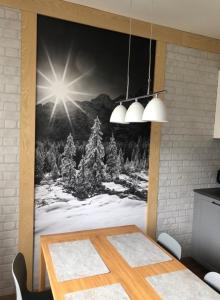 ザコパネにあるVektronの雪山の風景を描いたダイニングテーブル