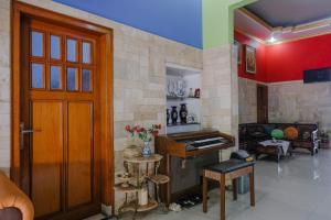 Gallery image of OYO 778 Guest House Amalia Malang in Malang