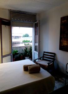 - une chambre avec un lit, une chaise et une fenêtre dans l'établissement Can Ventura, à Deltebre
