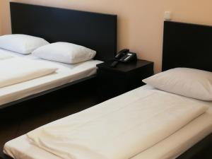 Postel nebo postele na pokoji v ubytování Angel Hotel