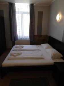 Postel nebo postele na pokoji v ubytování Angel Hotel