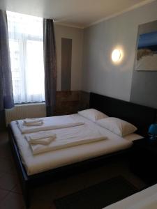 Postel nebo postele na pokoji v ubytování Angel Hotel