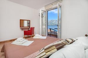 Una cama o camas en una habitación de Apartments Ivanović