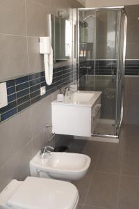 een badkamer met een toilet, een wastafel en een douche bij B&B Fralillo in Verona