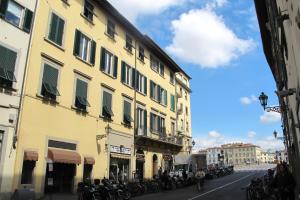 eine Gruppe von Motorrädern, die auf einer Straße neben einem Gebäude geparkt sind in der Unterkunft Luxury central flat river view in Florenz